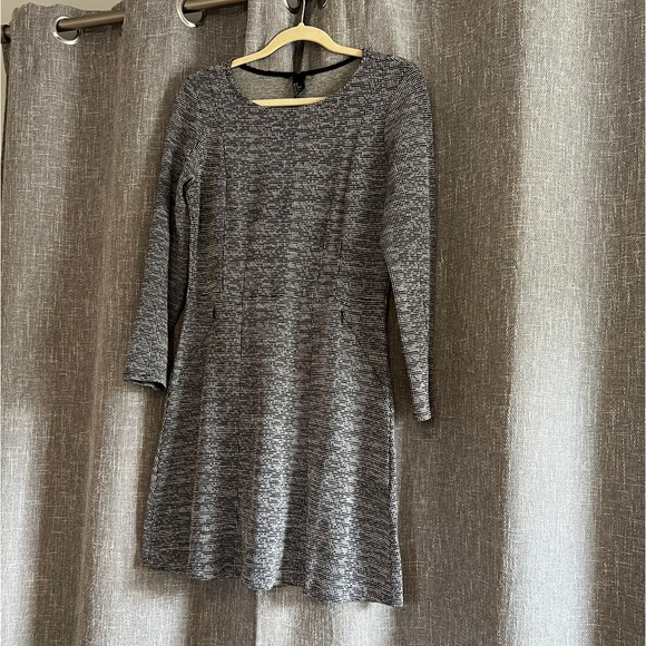 H&M Dresses & Skirts - H&M fitted heathered black & white long sleeve dress with pockets - size Medium